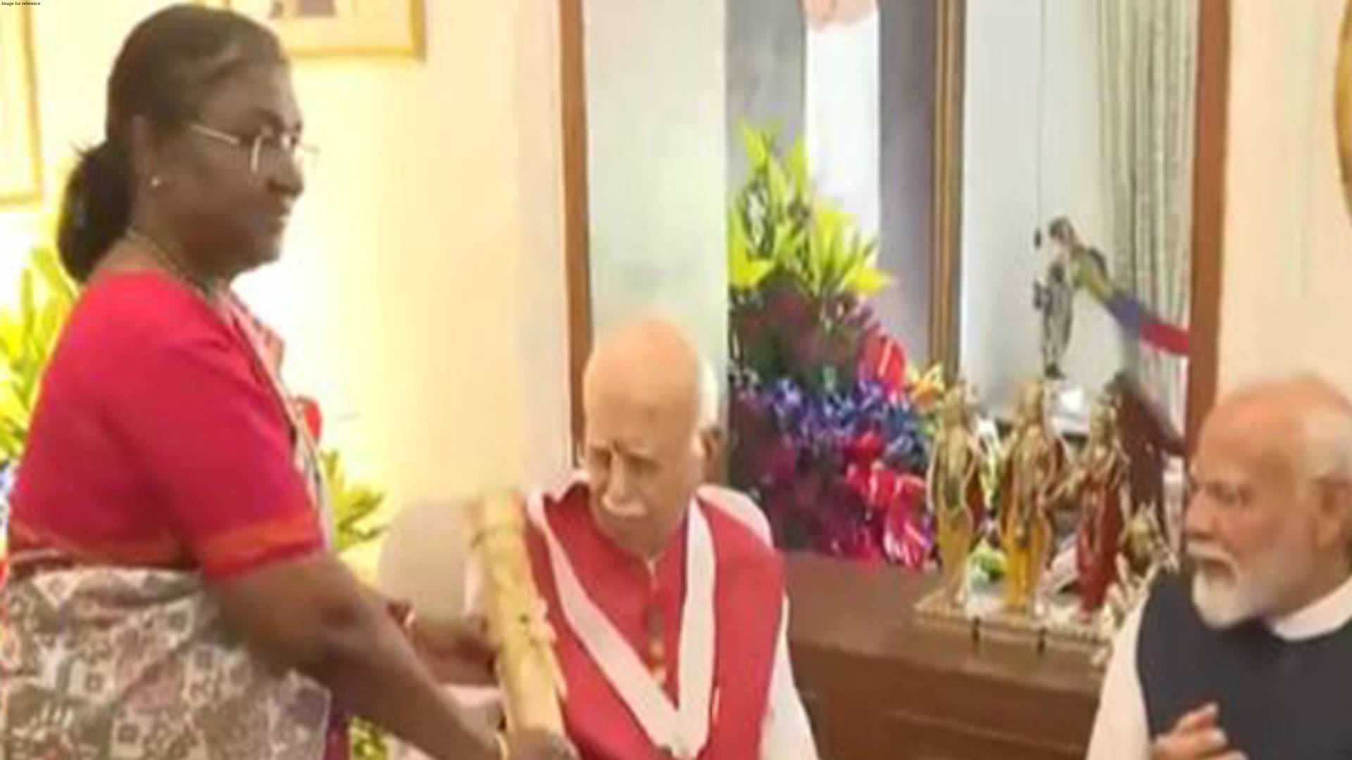 President Murmu confers Bharat Ratna to BJP stalwart LK Advani at his residence